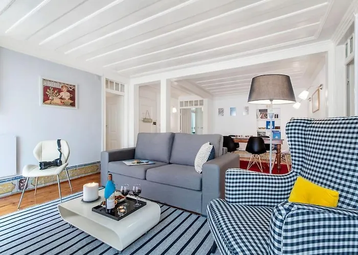 Charming 2 Bedroom Avenida Da Liberdade Appartamento Lisbona